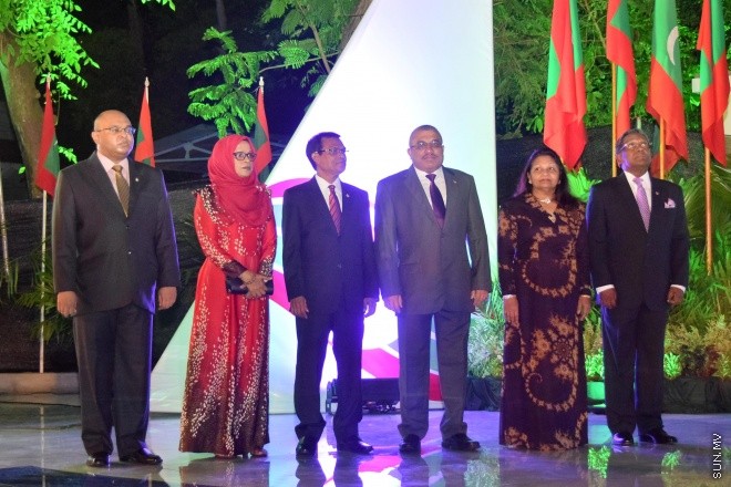 ޖުލައި 26، 2016: މިނިވަން ދުވަހުގެ މުނާއްސަބަތުގައި ރައީސް ޔާމީން އަދި އެމަނިކުފާނުގެ އަނބިކަނބަލުން ފާތިމަތު އިބްރާހިމް ސަރުކާރުގެ ގިނަ އަދަދެއްގެ އިސްވެރިންނަށާއި ބޭރުގެ ސަފީރުންނަށް ދެއްވި ޖާފަތުގެ ތެރެއިން -- ސަން ފޮޓޯ/ ފަޔާޒު މޫސާ