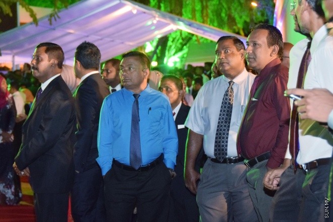 ޖުލައި 26، 2016: މިނިވަން ދުވަހުގެ މުނާއްސަބަތުގައި ރައީސް ޔާމީން އަދި އެމަނިކުފާނުގެ އަނބިކަނބަލުން ފާތިމަތު އިބްރާހިމް ސަރުކާރުގެ ގިނަ އަދަދެއްގެ އިސްވެރިންނަށާއި ބޭރުގެ ސަފީރުންނަށް ދެއްވި ޖާފަތުގެ ތެރެއިން -- ސަން ފޮޓޯ/ ފަޔާޒު މޫސާ