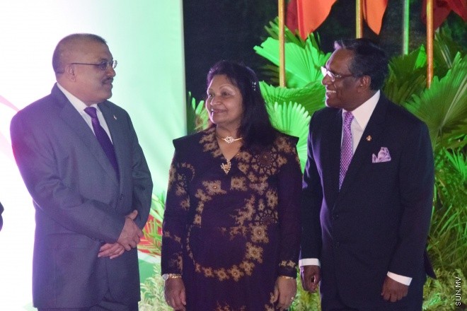 ޖުލައި 26، 2016: މިނިވަން ދުވަހުގެ މުނާއްސަބަތުގައި ރައީސް ޔާމީން އަދި އެމަނިކުފާނުގެ އަނބިކަނބަލުން ފާތިމަތު އިބްރާހިމް ސަރުކާރުގެ ގިނަ އަދަދެއްގެ އިސްވެރިންނަށާއި ބޭރުގެ ސަފީރުންނަށް ދެއްވި ޖާފަތުގެ ތެރެއިން -- ސަން ފޮޓޯ/ ފަޔާޒު މޫސާ