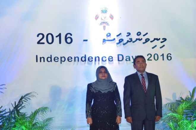 ޖުލައި 26، 2016: މިނިވަން ދުވަހުގެ މުނާއްސަބަތުގައި ރައީސް ޔާމީން އަދި އެމަނިކުފާނުގެ އަނބިކަނބަލުން ފާތިމަތު އިބްރާހިމް ސަރުކާރުގެ ގިނަ އަދަދެއްގެ އިސްވެރިންނަށާއި ބޭރުގެ ސަފީރުންނަށް ދެއްވި ޖާފަތުގެ ތެރެއިން -- ސަން ފޮޓޯ/ ފަޔާޒު މޫސާ