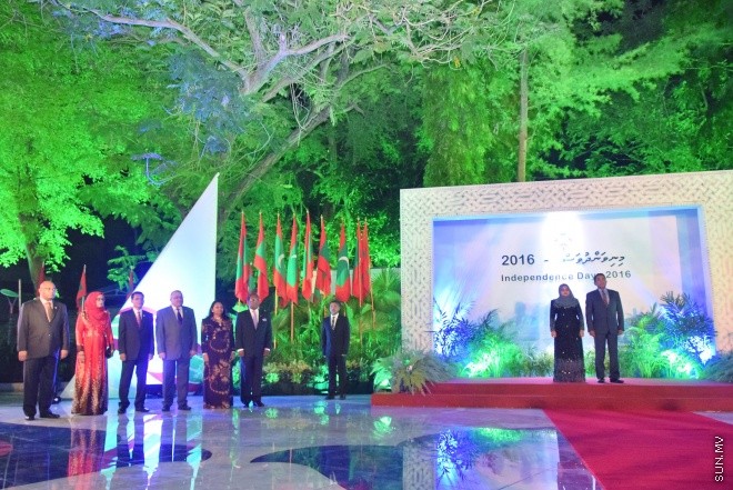 ޖުލައި 26، 2016: މިނިވަން ދުވަހުގެ މުނާއްސަބަތުގައި ރައީސް ޔާމީން އަދި އެމަނިކުފާނުގެ އަނބިކަނބަލުން ފާތިމަތު އިބްރާހިމް ސަރުކާރުގެ ގިނަ އަދަދެއްގެ އިސްވެރިންނަށާއި ބޭރުގެ ސަފީރުންނަށް ދެއްވި ޖާފަތުގެ ތެރެއިން -- ސަން ފޮޓޯ/ ފަޔާޒު މޫސާ