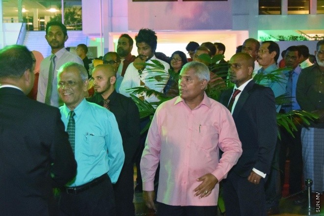 ޖުލައި 26، 2016: މިނިވަން ދުވަހުގެ މުނާއްސަބަތުގައި ރައީސް ޔާމީން އަދި އެމަނިކުފާނުގެ އަނބިކަނބަލުން ފާތިމަތު އިބްރާހިމް ސަރުކާރުގެ ގިނަ އަދަދެއްގެ އިސްވެރިންނަށާއި ބޭރުގެ ސަފީރުންނަށް ދެއްވި ޖާފަތުގެ ތެރެއިން -- ސަން ފޮޓޯ/ ފަޔާޒު މޫސާ