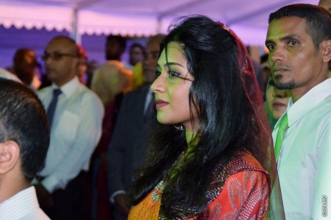 ޖުލައި 26، 2016: މިނިވަން ދުވަހުގެ މުނާއްސަބަތުގައި ރައީސް ޔާމީން އަދި އެމަނިކުފާނުގެ އަނބިކަނބަލުން ފާތިމަތު އިބްރާހިމް ސަރުކާރުގެ ގިނަ އަދަދެއްގެ އިސްވެރިންނަށާއި ބޭރުގެ ސަފީރުންނަށް ދެއްވި ޖާފަތުގެ ތެރެއިން -- ސަން ފޮޓޯ/ ފަޔާޒު މޫސާ