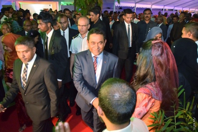 ޖުލައި 26، 2016: މިނިވަން ދުވަހުގެ މުނާއްސަބަތުގައި ރައީސް ޔާމީން އަދި އެމަނިކުފާނުގެ އަނބިކަނބަލުން ފާތިމަތު އިބްރާހިމް ސަރުކާރުގެ ގިނަ އަދަދެއްގެ އިސްވެރިންނަށާއި ބޭރުގެ ސަފީރުންނަށް ދެއްވި ޖާފަތުގެ ތެރެއިން -- ސަން ފޮޓޯ/ ފަޔާޒު މޫސާ