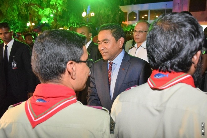 ޖުލައި 26، 2016: މިނިވަން ދުވަހުގެ މުނާއްސަބަތުގައި ރައީސް ޔާމީން އަދި އެމަނިކުފާނުގެ އަނބިކަނބަލުން ފާތިމަތު އިބްރާހިމް ސަރުކާރުގެ ގިނަ އަދަދެއްގެ އިސްވެރިންނަށާއި ބޭރުގެ ސަފީރުންނަށް ދެއްވި ޖާފަތުގެ ތެރެއިން -- ސަން ފޮޓޯ/ ފަޔާޒު މޫސާ
