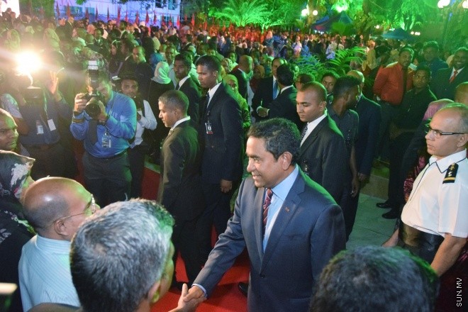 ޖުލައި 26، 2016: މިނިވަން ދުވަހުގެ މުނާއްސަބަތުގައި ރައީސް ޔާމީން އަދި އެމަނިކުފާނުގެ އަނބިކަނބަލުން ފާތިމަތު އިބްރާހިމް ސަރުކާރުގެ ގިނަ އަދަދެއްގެ އިސްވެރިންނަށާއި ބޭރުގެ ސަފީރުންނަށް ދެއްވި ޖާފަތުގެ ތެރެއިން -- ސަން ފޮޓޯ/ ފަޔާޒު މޫސާ
