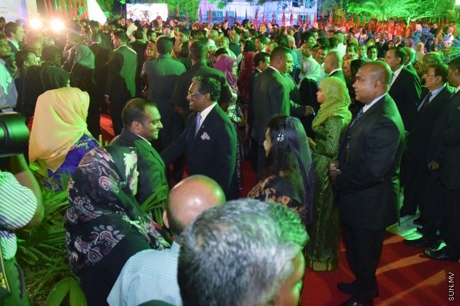 ޖުލައި 26، 2016: މިނިވަން ދުވަހުގެ މުނާއްސަބަތުގައި ރައީސް ޔާމީން އަދި އެމަނިކުފާނުގެ އަނބިކަނބަލުން ފާތިމަތު އިބްރާހިމް ސަރުކާރުގެ ގިނަ އަދަދެއްގެ އިސްވެރިންނަށާއި ބޭރުގެ ސަފީރުންނަށް ދެއްވި ޖާފަތުގެ ތެރެއިން -- ސަން ފޮޓޯ/ ފަޔާޒު މޫސާ
