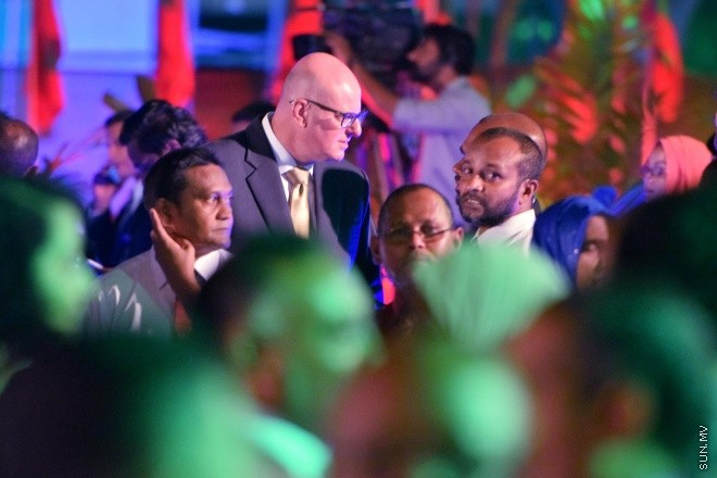 ޖުލައި 26، 2016: މިނިވަން ދުވަހުގެ މުނާއްސަބަތުގައި ރައީސް ޔާމީން އަދި އެމަނިކުފާނުގެ އަނބިކަނބަލުން ފާތިމަތު އިބްރާހިމް ސަރުކާރުގެ ގިނަ އަދަދެއްގެ އިސްވެރިންނަށާއި ބޭރުގެ ސަފީރުންނަށް ދެއްވި ޖާފަތުގެ ތެރެއިން -- ސަން ފޮޓޯ/ ފަޔާޒު މޫސާ