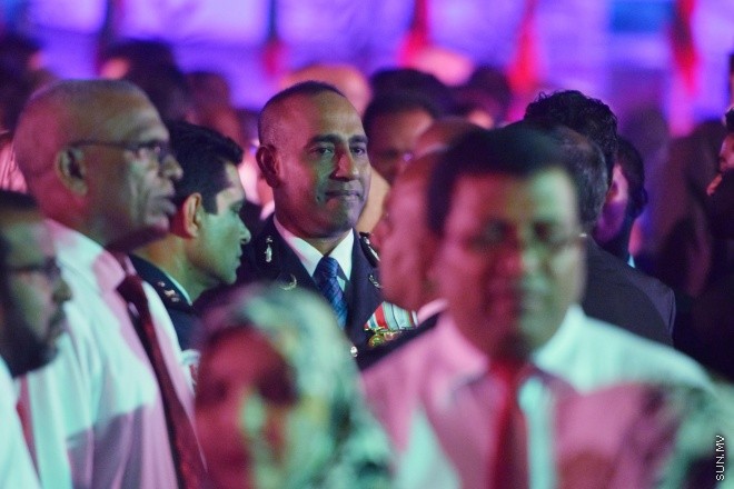ޖުލައި 26، 2016: މިނިވަން ދުވަހުގެ މުނާއްސަބަތުގައި ރައީސް ޔާމީން އަދި އެމަނިކުފާނުގެ އަނބިކަނބަލުން ފާތިމަތު އިބްރާހިމް ސަރުކާރުގެ ގިނަ އަދަދެއްގެ އިސްވެރިންނަށާއި ބޭރުގެ ސަފީރުންނަށް ދެއްވި ޖާފަތުގެ ތެރެއިން -- ސަން ފޮޓޯ/ ފަޔާޒު މޫސާ