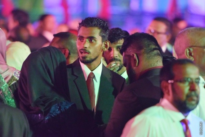 ޖުލައި 26، 2016: މިނިވަން ދުވަހުގެ މުނާއްސަބަތުގައި ރައީސް ޔާމީން އަދި އެމަނިކުފާނުގެ އަނބިކަނބަލުން ފާތިމަތު އިބްރާހިމް ސަރުކާރުގެ ގިނަ އަދަދެއްގެ އިސްވެރިންނަށާއި ބޭރުގެ ސަފީރުންނަށް ދެއްވި ޖާފަތުގެ ތެރެއިން -- ސަން ފޮޓޯ/ ފަޔާޒު މޫސާ