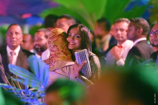ޖުލައި 26، 2016: މިނިވަން ދުވަހުގެ މުނާއްސަބަތުގައި ރައީސް ޔާމީން އަދި އެމަނިކުފާނުގެ އަނބިކަނބަލުން ފާތިމަތު އިބްރާހިމް ސަރުކާރުގެ ގިނަ އަދަދެއްގެ އިސްވެރިންނަށާއި ބޭރުގެ ސަފީރުންނަށް ދެއްވި ޖާފަތުގެ ތެރެއިން -- ސަން ފޮޓޯ/ ފަޔާޒު މޫސާ