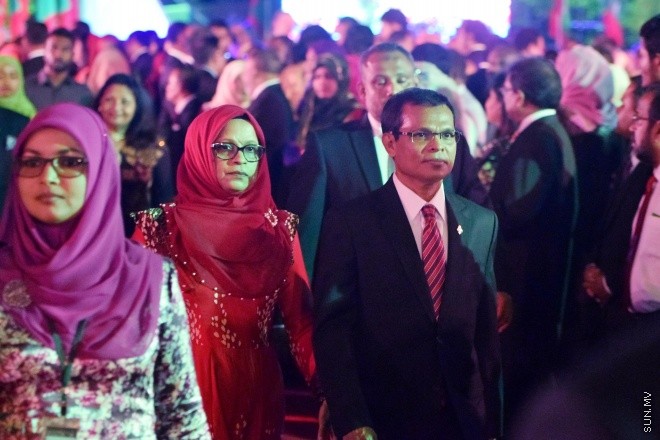 ޖުލައި 26، 2016: މިނިވަން ދުވަހުގެ މުނާއްސަބަތުގައި ރައީސް ޔާމީން އަދި އެމަނިކުފާނުގެ އަނބިކަނބަލުން ފާތިމަތު އިބްރާހިމް ސަރުކާރުގެ ގިނަ އަދަދެއްގެ އިސްވެރިންނަށާއި ބޭރުގެ ސަފީރުންނަށް ދެއްވި ޖާފަތުގެ ތެރެއިން -- ސަން ފޮޓޯ/ ފަޔާޒު މޫސާ
