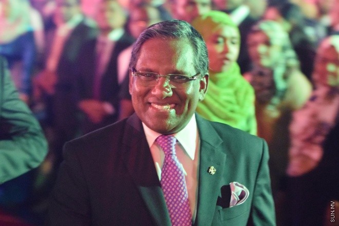 ޖުލައި 26، 2016: މިނިވަން ދުވަހުގެ މުނާއްސަބަތުގައި ރައީސް ޔާމީން އަދި އެމަނިކުފާނުގެ އަނބިކަނބަލުން ފާތިމަތު އިބްރާހިމް ސަރުކާރުގެ ގިނަ އަދަދެއްގެ އިސްވެރިންނަށާއި ބޭރުގެ ސަފީރުންނަށް ދެއްވި ޖާފަތުގެ ތެރެއިން -- ސަން ފޮޓޯ/ ފަޔާޒު މޫސާ