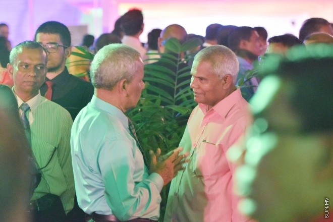 ޖުލައި 26، 2016: މިނިވަން ދުވަހުގެ މުނާއްސަބަތުގައި ރައީސް ޔާމީން އަދި އެމަނިކުފާނުގެ އަނބިކަނބަލުން ފާތިމަތު އިބްރާހިމް ސަރުކާރުގެ ގިނަ އަދަދެއްގެ އިސްވެރިންނަށާއި ބޭރުގެ ސަފީރުންނަށް ދެއްވި ޖާފަތުގެ ތެރެއިން -- ސަން ފޮޓޯ/ ފަޔާޒު މޫސާ