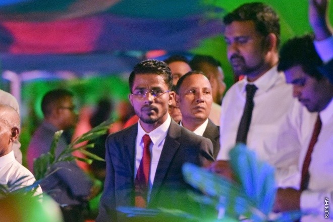 ޖުލައި 26، 2016: މިނިވަން ދުވަހުގެ މުނާއްސަބަތުގައި ރައީސް ޔާމީން އަދި އެމަނިކުފާނުގެ އަނބިކަނބަލުން ފާތިމަތު އިބްރާހިމް ސަރުކާރުގެ ގިނަ އަދަދެއްގެ އިސްވެރިންނަށާއި ބޭރުގެ ސަފީރުންނަށް ދެއްވި ޖާފަތުގެ ތެރެއިން -- ސަން ފޮޓޯ/ ފަޔާޒު މޫސާ