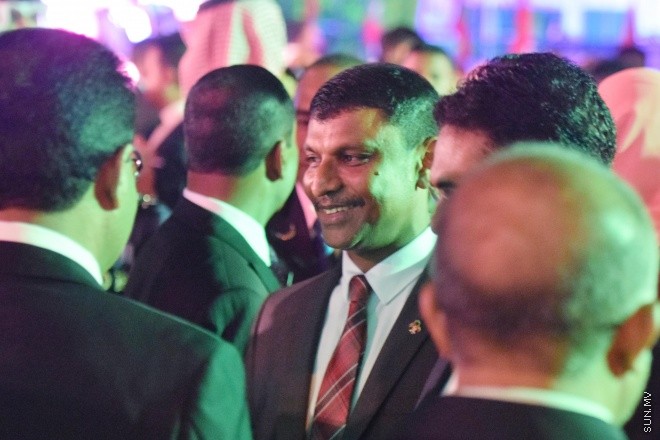 ޖުލައި 26، 2016: މިނިވަން ދުވަހުގެ މުނާއްސަބަތުގައި ރައީސް ޔާމީން އަދި އެމަނިކުފާނުގެ އަނބިކަނބަލުން ފާތިމަތު އިބްރާހިމް ސަރުކާރުގެ ގިނަ އަދަދެއްގެ އިސްވެރިންނަށާއި ބޭރުގެ ސަފީރުންނަށް ދެއްވި ޖާފަތުގެ ތެރެއިން -- ސަން ފޮޓޯ/ ފަޔާޒު މޫސާ