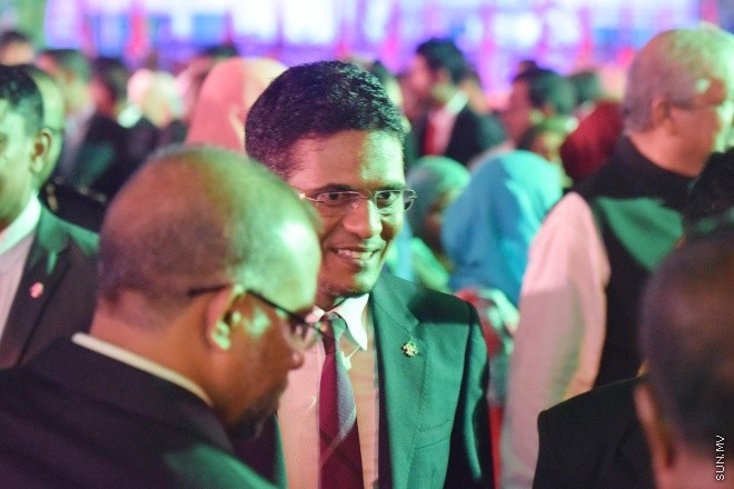 ޖުލައި 26، 2016: މިނިވަން ދުވަހުގެ މުނާއްސަބަތުގައި ރައީސް ޔާމީން އަދި އެމަނިކުފާނުގެ އަނބިކަނބަލުން ފާތިމަތު އިބްރާހިމް ސަރުކާރުގެ ގިނަ އަދަދެއްގެ އިސްވެރިންނަށާއި ބޭރުގެ ސަފީރުންނަށް ދެއްވި ޖާފަތުގެ ތެރެއިން -- ސަން ފޮޓޯ/ ފަޔާޒު މޫސާ