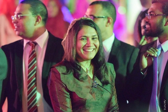 ޖުލައި 26، 2016: މިނިވަން ދުވަހުގެ މުނާއްސަބަތުގައި ރައީސް ޔާމީން އަދި އެމަނިކުފާނުގެ އަނބިކަނބަލުން ފާތިމަތު އިބްރާހިމް ސަރުކާރުގެ ގިނަ އަދަދެއްގެ އިސްވެރިންނަށާއި ބޭރުގެ ސަފީރުންނަށް ދެއްވި ޖާފަތުގެ ތެރެއިން -- ސަން ފޮޓޯ/ ފަޔާޒު މޫސާ