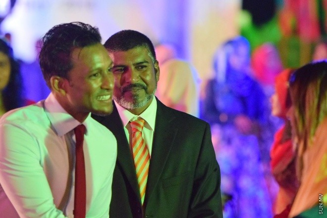 ޖުލައި 26، 2016: މިނިވަން ދުވަހުގެ މުނާއްސަބަތުގައި ރައީސް ޔާމީން އަދި އެމަނިކުފާނުގެ އަނބިކަނބަލުން ފާތިމަތު އިބްރާހިމް ސަރުކާރުގެ ގިނަ އަދަދެއްގެ އިސްވެރިންނަށާއި ބޭރުގެ ސަފީރުންނަށް ދެއްވި ޖާފަތުގެ ތެރެއިން -- ސަން ފޮޓޯ/ ފަޔާޒު މޫސާ