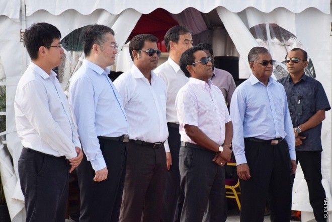 ޖުލައި 31، 2016: ރާއްޖޭގައި ހަކަތަ ފޯރުކޮށްދިނުމަށް މިހާތަނަށް ކުރިއަށްގެންދާ އެންމެ ބޮޑު ޕްރޮޖެކްޓުގެ މަސައްކަތް ރައީސް އިފްތިތާހްކުރުމަށް ހުޅުމާލޭގައި ބޭއްވި ރަސްމިއްޔާތުގެ ތެރެއިން  -- ސަން ފޮޓޯ/ ފަޔާޒު މޫސާ