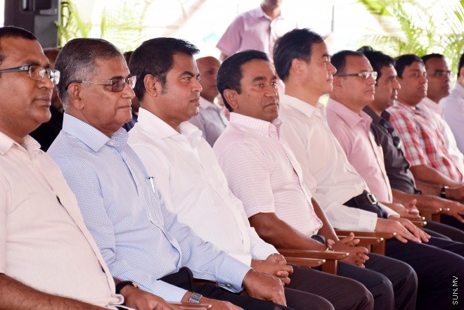 ޖުލައި 31، 2016: ރާއްޖޭގައި ހަކަތަ ފޯރުކޮށްދިނުމަށް މިހާތަނަށް ކުރިއަށްގެންދާ އެންމެ ބޮޑު ޕްރޮޖެކްޓުގެ މަސައްކަތް ރައީސް އިފްތިތާހްކުރުމަށް ހުޅުމާލޭގައި ބޭއްވި ރަސްމިއްޔާތުގެ ތެރެއިން  -- ސަން ފޮޓޯ/ ފަޔާޒު މޫސާ