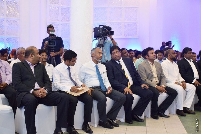 އޮގަސްޓް 1، 2016: ހުޅުމާލޭގައި އިމާރާތް ކުރެވޭ 3000 ހައުސިން ޔުނިޓާއި އޮފީސް ކޮމްޕްލެކްސް ޕްރެޖެކްޓް ގައި ސޮއި ކުރުމަށް ބޭއްވި ރަސްމިއްޔާތުގެ ތެރެއިން -- ސަން ފޮޓޯ/ ފަޔާޒު މޫސާ