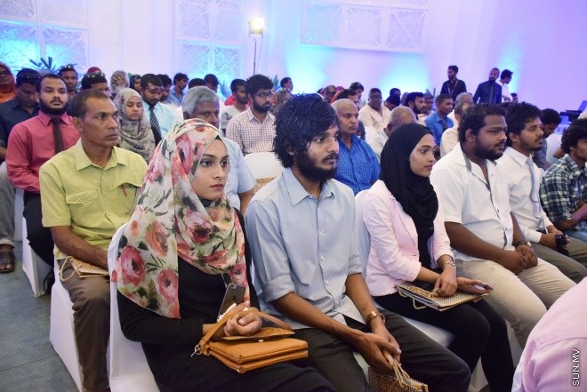 އޮގަސްޓް 1، 2016: ހުޅުމާލޭގައި އިމާރާތް ކުރެވޭ 3000 ހައުސިން ޔުނިޓާއި އޮފީސް ކޮމްޕްލެކްސް ޕްރެޖެކްޓް ގައި ސޮއި ކުރުމަށް ބޭއްވި ރަސްމިއްޔާތުގެ ތެރެއިން -- ސަން ފޮޓޯ/ ފަޔާޒު މޫސާ
