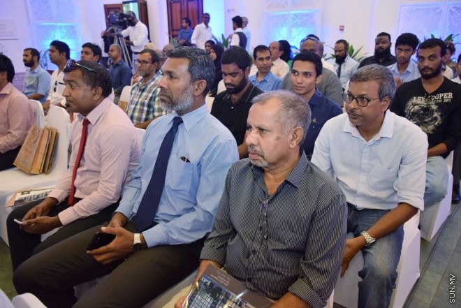 އޮގަސްޓް 1، 2016: ހުޅުމާލޭގައި އިމާރާތް ކުރެވޭ 3000 ހައުސިން ޔުނިޓާއި އޮފީސް ކޮމްޕްލެކްސް ޕްރެޖެކްޓް ގައި ސޮއި ކުރުމަށް ބޭއްވި ރަސްމިއްޔާތުގެ ތެރެއިން -- ސަން ފޮޓޯ/ ފަޔާޒު މޫސާ