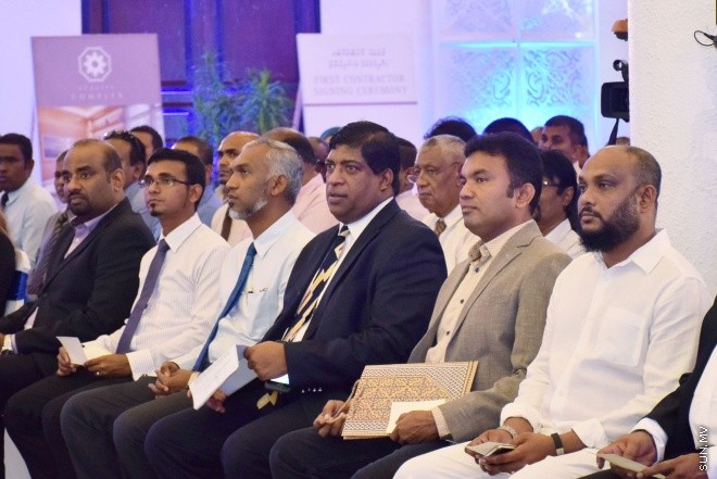 އޮގަސްޓް 1، 2016: ހުޅުމާލޭގައި އިމާރާތް ކުރެވޭ 3000 ހައުސިން ޔުނިޓާއި އޮފީސް ކޮމްޕްލެކްސް ޕްރެޖެކްޓް ގައި ސޮއި ކުރުމަށް ބޭއްވި ރަސްމިއްޔާތުގެ ތެރެއިން -- ސަން ފޮޓޯ/ ފަޔާޒު މޫސާ