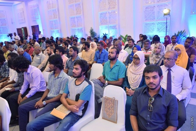 އޮގަސްޓް 1، 2016: ހުޅުމާލޭގައި އިމާރާތް ކުރެވޭ 3000 ހައުސިން ޔުނިޓާއި އޮފީސް ކޮމްޕްލެކްސް ޕްރެޖެކްޓް ގައި ސޮއި ކުރުމަށް ބޭއްވި ރަސްމިއްޔާތުގެ ތެރެއިން -- ސަން ފޮޓޯ/ ފަޔާޒު މޫސާ