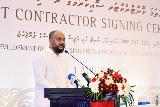 އޮގަސްޓް 1، 2016: ހުޅުމާލޭގައި އިމާރާތް ކުރެވޭ 3000 ހައުސިން ޔުނިޓާއި އޮފީސް ކޮމްޕްލެކްސް ޕްރެޖެކްޓް ގައި ސޮއި ކުރުމަށް ބޭއްވި ރަސްމިއްޔާތުގެ ތެރެއިން -- ސަން ފޮޓޯ/ ފަޔާޒު މޫސާ