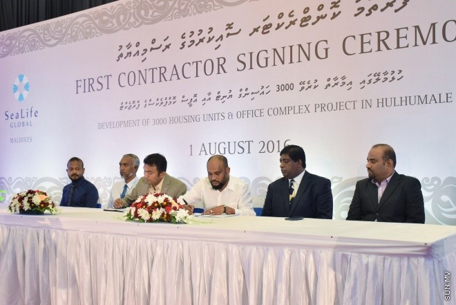 އޮގަސްޓް 1، 2016: ހުޅުމާލޭގައި އިމާރާތް ކުރެވޭ 3000 ހައުސިން ޔުނިޓާއި އޮފީސް ކޮމްޕްލެކްސް ޕްރެޖެކްޓް ގައި ސޮއި ކުރުމަށް ބޭއްވި ރަސްމިއްޔާތުގެ ތެރެއިން -- ސަން ފޮޓޯ/ ފަޔާޒު މޫސާ