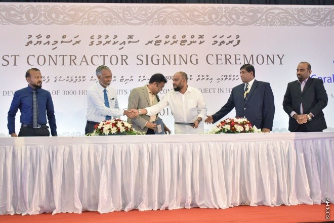 އޮގަސްޓް 1، 2016: ހުޅުމާލޭގައި އިމާރާތް ކުރެވޭ 3000 ހައުސިން ޔުނިޓާއި އޮފީސް ކޮމްޕްލެކްސް ޕްރެޖެކްޓް ގައި ސޮއި ކުރުމަށް ބޭއްވި ރަސްމިއްޔާތުގެ ތެރެއިން -- ސަން ފޮޓޯ/ ފަޔާޒު މޫސާ