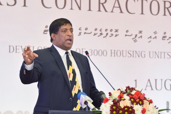 އޮގަސްޓް 1، 2016: ހުޅުމާލޭގައި އިމާރާތް ކުރެވޭ 3000 ހައުސިން ޔުނިޓާއި އޮފީސް ކޮމްޕްލެކްސް ޕްރެޖެކްޓް ގައި ސޮއި ކުރުމަށް ބޭއްވި ރަސްމިއްޔާތުގެ ތެރެއިން -- ސަން ފޮޓޯ/ ފަޔާޒު މޫސާ