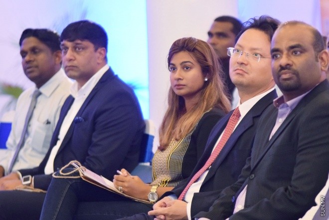 އޮގަސްޓް 1، 2016: ހުޅުމާލޭގައި އިމާރާތް ކުރެވޭ 3000 ހައުސިން ޔުނިޓާއި އޮފީސް ކޮމްޕްލެކްސް ޕްރެޖެކްޓް ގައި ސޮއި ކުރުމަށް ބޭއްވި ރަސްމިއްޔާތުގެ ތެރެއިން -- ސަން ފޮޓޯ/ ފަޔާޒު މޫސާ