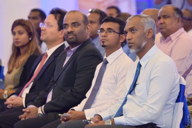 އޮގަސްޓް 1، 2016: ހުޅުމާލޭގައި އިމާރާތް ކުރެވޭ 3000 ހައުސިން ޔުނިޓާއި އޮފީސް ކޮމްޕްލެކްސް ޕްރެޖެކްޓް ގައި ސޮއި ކުރުމަށް ބޭއްވި ރަސްމިއްޔާތުގެ ތެރެއިން -- ސަން ފޮޓޯ/ ފަޔާޒު މޫސާ
