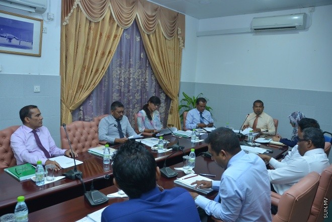 އޮގަސްޓް 2، 2016: ހިޔާލުފާޅު ކުރުމުގެ މިނިވަންކަން ހަނިކުރެވޭ ގޮތަށް ރައްޔިތުންގެ މަޖިލީހަށް ހުށަހަޅާފައިވާ އަބުރު ރައްކާތެރި ކުރުމާއި ހިޔާލުފާޅު ކުރުމުގެ މިނިވަންކަމުގެ ބިލް ދިރާސާކުރާ ވަގުތީ ކޮމެޓީގެ ބައްދަލުވުމުގެ ތެރެއިން -- ސަން ފޮޓޯ/ ފަޔާޒު މޫސާ