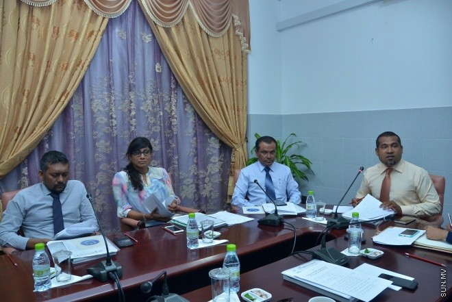 އޮގަސްޓް 2، 2016: ހިޔާލުފާޅު ކުރުމުގެ މިނިވަންކަން ހަނިކުރެވޭ ގޮތަށް ރައްޔިތުންގެ މަޖިލީހަށް ހުށަހަޅާފައިވާ އަބުރު ރައްކާތެރި ކުރުމާއި ހިޔާލުފާޅު ކުރުމުގެ މިނިވަންކަމުގެ ބިލް ދިރާސާކުރާ ވަގުތީ ކޮމެޓީގެ ބައްދަލުވުމުގެ ތެރެއިން -- ސަން ފޮޓޯ/ ފަޔާޒު މޫސާ