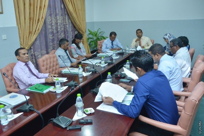 އޮގަސްޓް 2، 2016: ހިޔާލުފާޅު ކުރުމުގެ މިނިވަންކަން ހަނިކުރެވޭ ގޮތަށް ރައްޔިތުންގެ މަޖިލީހަށް ހުށަހަޅާފައިވާ އަބުރު ރައްކާތެރި ކުރުމާއި ހިޔާލުފާޅު ކުރުމުގެ މިނިވަންކަމުގެ ބިލް ދިރާސާކުރާ ވަގުތީ ކޮމެޓީގެ ބައްދަލުވުމުގެ ތެރެއިން -- ސަން ފޮޓޯ/ ފަޔާޒު މޫސާ