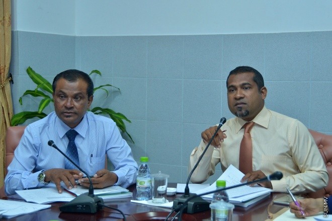 އޮގަސްޓް 2، 2016: ހިޔާލުފާޅު ކުރުމުގެ މިނިވަންކަން ހަނިކުރެވޭ ގޮތަށް ރައްޔިތުންގެ މަޖިލީހަށް ހުށަހަޅާފައިވާ އަބުރު ރައްކާތެރި ކުރުމާއި ހިޔާލުފާޅު ކުރުމުގެ މިނިވަންކަމުގެ ބިލް ދިރާސާކުރާ ވަގުތީ ކޮމެޓީގެ ބައްދަލުވުމުގެ ތެރެއިން -- ސަން ފޮޓޯ/ ފަޔާޒު މޫސާ
