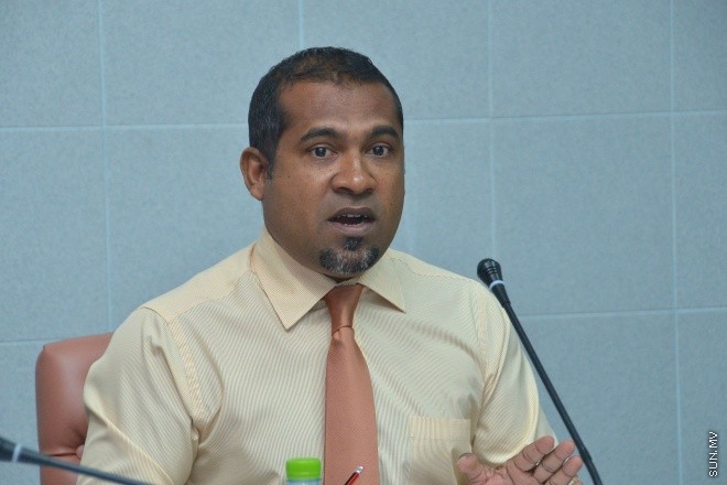 އޮގަސްޓް 2، 2016: ހިޔާލުފާޅު ކުރުމުގެ މިނިވަންކަން ހަނިކުރެވޭ ގޮތަށް ރައްޔިތުންގެ މަޖިލީހަށް ހުށަހަޅާފައިވާ އަބުރު ރައްކާތެރި ކުރުމާއި ހިޔާލުފާޅު ކުރުމުގެ މިނިވަންކަމުގެ ބިލް ދިރާސާކުރާ ވަގުތީ ކޮމެޓީގެ ބައްދަލުވުމުގެ ތެރެއިން -- ސަން ފޮޓޯ/ ފަޔާޒު މޫސާ
