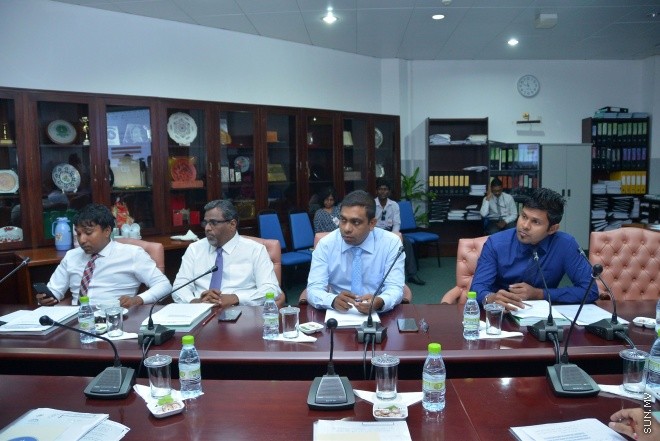 އޮގަސްޓް 2، 2016: ހިޔާލުފާޅު ކުރުމުގެ މިނިވަންކަން ހަނިކުރެވޭ ގޮތަށް ރައްޔިތުންގެ މަޖިލީހަށް ހުށަހަޅާފައިވާ އަބުރު ރައްކާތެރި ކުރުމާއި ހިޔާލުފާޅު ކުރުމުގެ މިނިވަންކަމުގެ ބިލް ދިރާސާކުރާ ވަގުތީ ކޮމެޓީގެ ބައްދަލުވުމުގެ ތެރެއިން -- ސަން ފޮޓޯ/ ފަޔާޒު މޫސާ