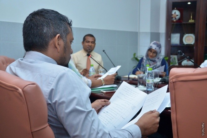 އޮގަސްޓް 2، 2016: ހިޔާލުފާޅު ކުރުމުގެ މިނިވަންކަން ހަނިކުރެވޭ ގޮތަށް ރައްޔިތުންގެ މަޖިލީހަށް ހުށަހަޅާފައިވާ އަބުރު ރައްކާތެރި ކުރުމާއި ހިޔާލުފާޅު ކުރުމުގެ މިނިވަންކަމުގެ ބިލް ދިރާސާކުރާ ވަގުތީ ކޮމެޓީގެ ބައްދަލުވުމުގެ ތެރެއިން -- ސަން ފޮޓޯ/ ފަޔާޒު މޫސާ