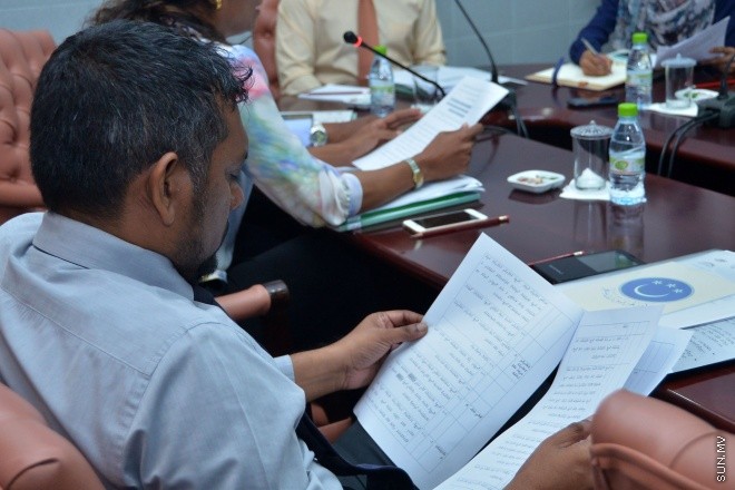 އޮގަސްޓް 2، 2016: ހިޔާލުފާޅު ކުރުމުގެ މިނިވަންކަން ހަނިކުރެވޭ ގޮތަށް ރައްޔިތުންގެ މަޖިލީހަށް ހުށަހަޅާފައިވާ އަބުރު ރައްކާތެރި ކުރުމާއި ހިޔާލުފާޅު ކުރުމުގެ މިނިވަންކަމުގެ ބިލް ދިރާސާކުރާ ވަގުތީ ކޮމެޓީގެ ބައްދަލުވުމުގެ ތެރެއިން -- ސަން ފޮޓޯ/ ފަޔާޒު މޫސާ