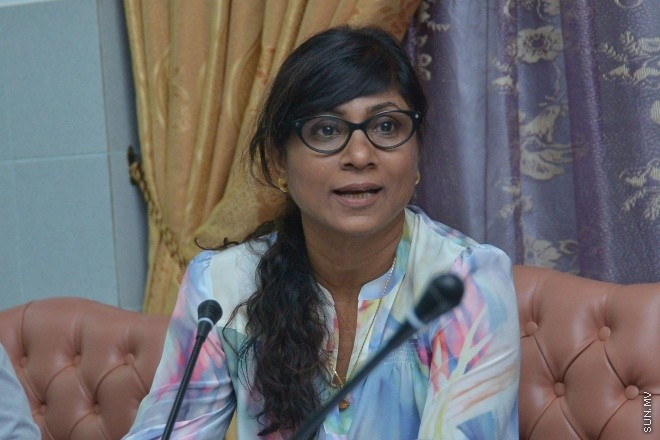 އޮގަސްޓް 2، 2016: ހިޔާލުފާޅު ކުރުމުގެ މިނިވަންކަން ހަނިކުރެވޭ ގޮތަށް ރައްޔިތުންގެ މަޖިލީހަށް ހުށަހަޅާފައިވާ އަބުރު ރައްކާތެރި ކުރުމާއި ހިޔާލުފާޅު ކުރުމުގެ މިނިވަންކަމުގެ ބިލް ދިރާސާކުރާ ވަގުތީ ކޮމެޓީގެ ބައްދަލުވުމުގެ ތެރެއިން -- ސަން ފޮޓޯ/ ފަޔާޒު މޫސާ