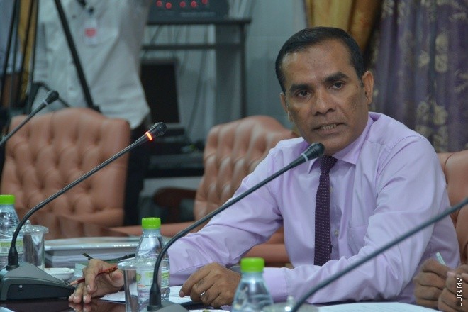 އޮގަސްޓް 2، 2016: ހިޔާލުފާޅު ކުރުމުގެ މިނިވަންކަން ހަނިކުރެވޭ ގޮތަށް ރައްޔިތުންގެ މަޖިލީހަށް ހުށަހަޅާފައިވާ އަބުރު ރައްކާތެރި ކުރުމާއި ހިޔާލުފާޅު ކުރުމުގެ މިނިވަންކަމުގެ ބިލް ދިރާސާކުރާ ވަގުތީ ކޮމެޓީގެ ބައްދަލުވުމުގެ ތެރެއިން -- ސަން ފޮޓޯ/ ފަޔާޒު މޫސާ