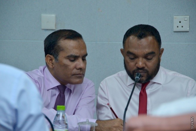 އޮގަސްޓް 2، 2016: ހިޔާލުފާޅު ކުރުމުގެ މިނިވަންކަން ހަނިކުރެވޭ ގޮތަށް ރައްޔިތުންގެ މަޖިލީހަށް ހުށަހަޅާފައިވާ އަބުރު ރައްކާތެރި ކުރުމާއި ހިޔާލުފާޅު ކުރުމުގެ މިނިވަންކަމުގެ ބިލް ދިރާސާކުރާ ވަގުތީ ކޮމެޓީގެ ބައްދަލުވުމުގެ ތެރެއިން -- ސަން ފޮޓޯ/ ފަޔާޒު މޫސާ