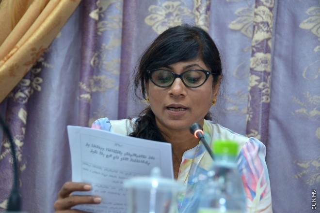 އޮގަސްޓް 2، 2016: ހިޔާލުފާޅު ކުރުމުގެ މިނިވަންކަން ހަނިކުރެވޭ ގޮތަށް ރައްޔިތުންގެ މަޖިލީހަށް ހުށަހަޅާފައިވާ އަބުރު ރައްކާތެރި ކުރުމާއި ހިޔާލުފާޅު ކުރުމުގެ މިނިވަންކަމުގެ ބިލް ދިރާސާކުރާ ވަގުތީ ކޮމެޓީގެ ބައްދަލުވުމުގެ ތެރެއިން -- ސަން ފޮޓޯ/ ފަޔާޒު މޫސާ
