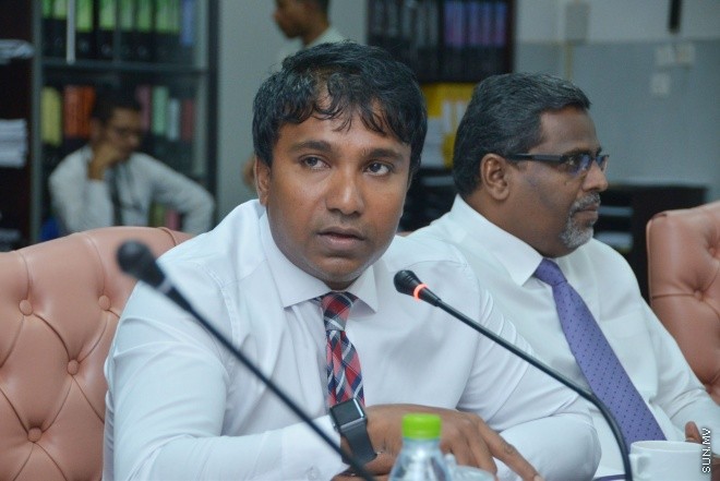 އޮގަސްޓް 2، 2016: ހިޔާލުފާޅު ކުރުމުގެ މިނިވަންކަން ހަނިކުރެވޭ ގޮތަށް ރައްޔިތުންގެ މަޖިލީހަށް ހުށަހަޅާފައިވާ އަބުރު ރައްކާތެރި ކުރުމާއި ހިޔާލުފާޅު ކުރުމުގެ މިނިވަންކަމުގެ ބިލް ދިރާސާކުރާ ވަގުތީ ކޮމެޓީގެ ބައްދަލުވުމުގެ ތެރެއިން -- ސަން ފޮޓޯ/ ފަޔާޒު މޫސާ