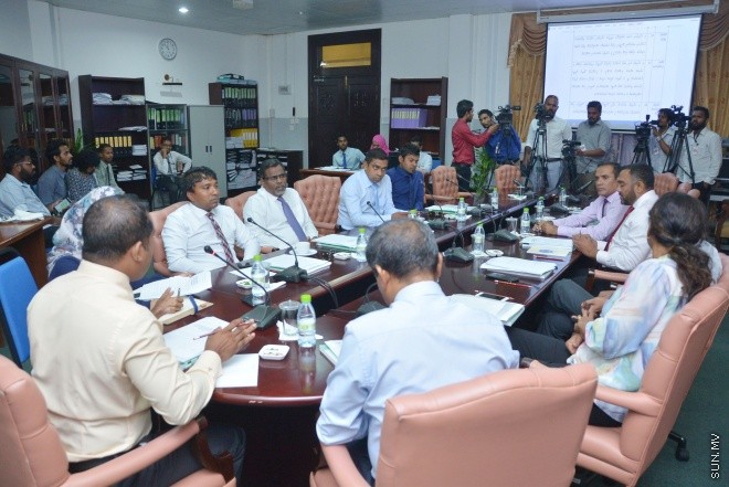 އޮގަސްޓް 2، 2016: ހިޔާލުފާޅު ކުރުމުގެ މިނިވަންކަން ހަނިކުރެވޭ ގޮތަށް ރައްޔިތުންގެ މަޖިލީހަށް ހުށަހަޅާފައިވާ އަބުރު ރައްކާތެރި ކުރުމާއި ހިޔާލުފާޅު ކުރުމުގެ މިނިވަންކަމުގެ ބިލް ދިރާސާކުރާ ވަގުތީ ކޮމެޓީގެ ބައްދަލުވުމުގެ ތެރެއިން -- ސަން ފޮޓޯ/ ފަޔާޒު މޫސާ